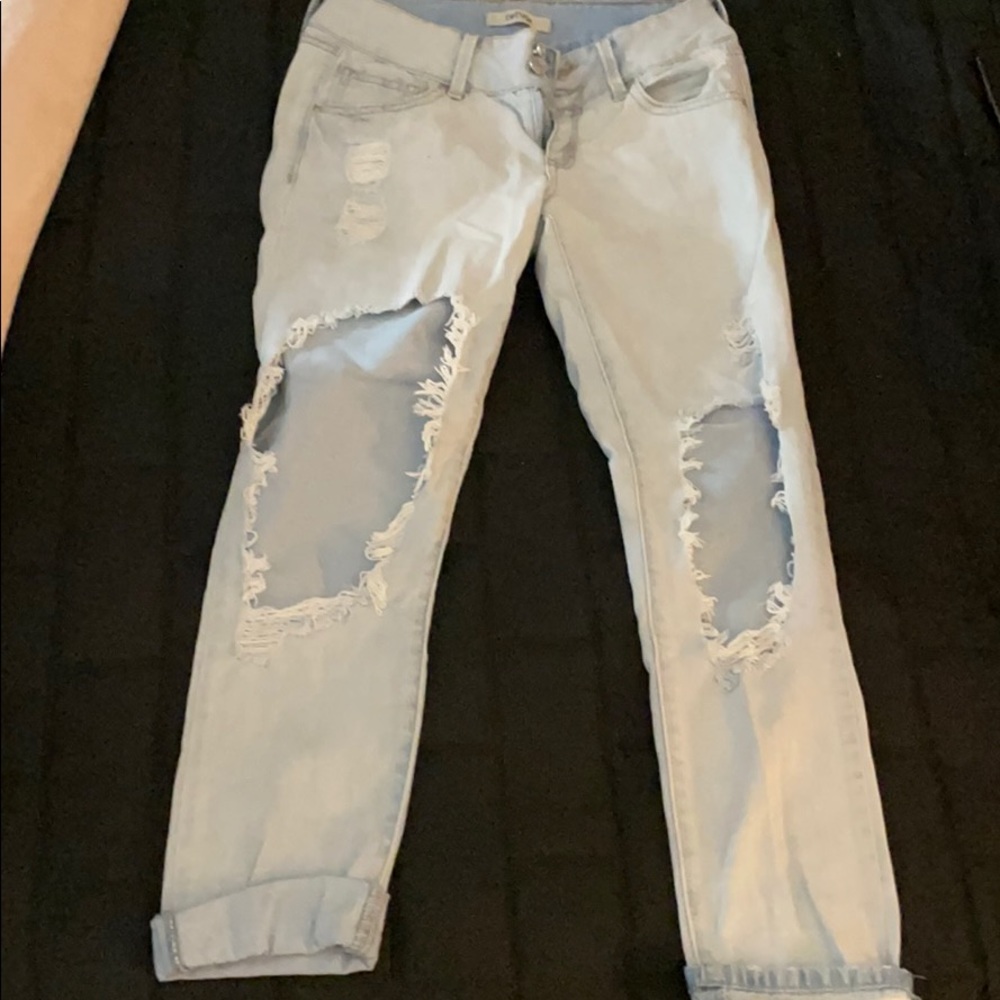 Refuge mom jean ripped on the knees